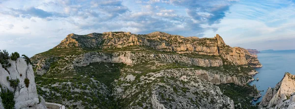 Calanque de Morgiou 'nun panorama çekimi, en büyük Calanques' lerden biri.