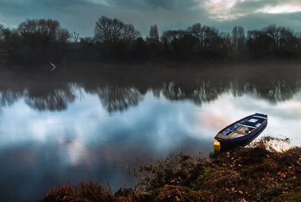 Gün batımında suya yansımasıyla birlikte gölde tekne