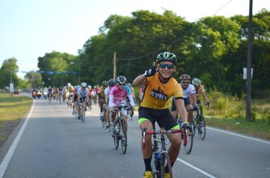 Kuantan - 6 Şubat: Kuantan160 6 Şubat 2013 yılında Kuantan, Pahang, Malezya doğum sırasında eylem kimliği belirsiz bisikletçiler. Kuantan şehir etrafında bir kar amacı gütmeyen, yarış 160 km Bisiklete binmek Kuantan160 olduğunu.