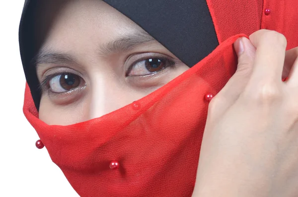 Jovem mulher muçulmana asiática com belos olhos cobrindo seu rosto com cachecol isolado no fundo branco — Fotografia de Stock