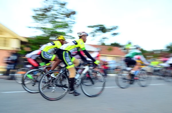 Rörelseoskärpa i en grupp cyklister i aktion under en cykeltur — Stockfoto