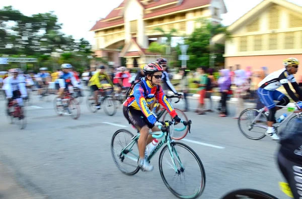 КУАНТАН - 6 ФЕВРАЛЯ: неизвестные велосипедисты в действии во время Куантана160 6 февраля 2013 года в Куантане, Паханг, Малайзия. KUANTAN160 is a non-profit, non-race 160 KM bicycle ride around Kuantan City . — стоковое фото
