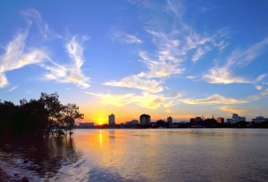 Kuantan nehir tarafındaki Kuantan kentindeki Pahang, Malezya günbatımı sırasında görüntülemek