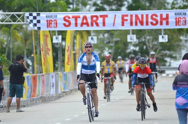 Kuantan - 6 februari: oidentifierade cyklister i aktion under Kuantan160 den 6 februari 2013 i Kuantan, Pahang, Malaysia. Kuantan160 är en ideell, icke-race 160km cykeltur runt staden Kuantan. — Stockfoto