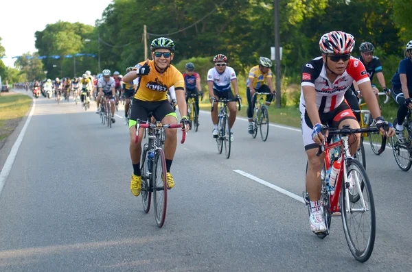 Kuantan - 6 lutego: niezidentyfikowane rowerzystów w akcji podczas Kuantan160 na 6 lutego 2013 w Kuantan, Pahang, Malezja. Kuantan160 jest non-profit, wyścigiem 160km jazdy rowerem po mieście Kuantan. — Zdjęcie stockowe