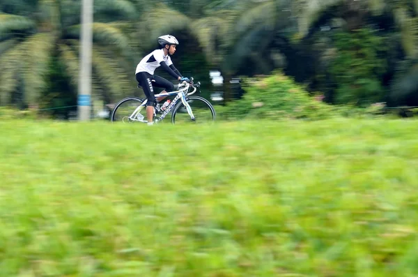 KUANTAN - 6 de febrero: ciclistas no identificados en acción durante Kuantan160 el 6 de febrero de 2013 en Kuantan, Pahang, Malasia. KUANTAN160 es un paseo en bicicleta sin fines de lucro, sin raza 160KM alrededor de la ciudad de Kuantan . —  Fotos de Stock