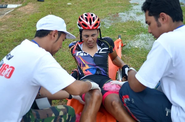 Κουάνταν - 6 Φεβρουαρίου: αγνώστων ποδηλάτες σε θεραπεία τραυματισμών κατά τη διάρκεια του Kuantan160 στις 6 Φεβρουαρίου του 2013 σε Κουάνταν, Μαλαισία. Kuantan160 είναι μια μη κερδοσκοπική, μη-αγώνα 160 χλμ ποδήλατο βόλτα γύρω από την πόλη Κουάνταν. — Φωτογραφία Αρχείου