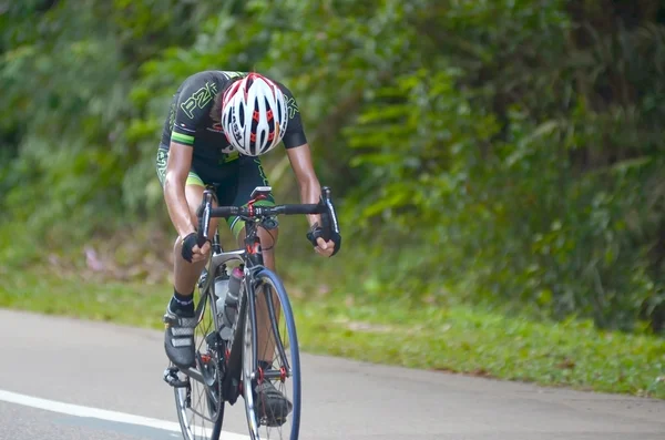 Kuantan - 6. února: neidentifikovaný cyklisté v akci během Kuantan160 na 6 února 2013 v Kuantan, Pahang, Malajsie. Kuantan160 je non-zisk, non závod 160km trénují po městě Kuantan. — Stock fotografie