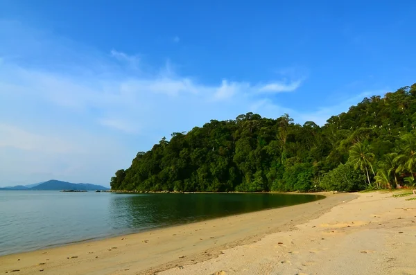 Praia de areia e céu azul em Pangkor Island, Malásia — Fotografia de Stock