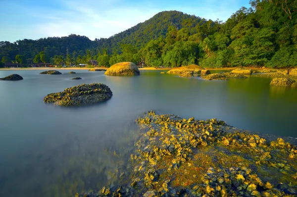 Obturateur lent contre les rochers et le ciel bleu à l'île de Pangkor, Malaisie — Photo