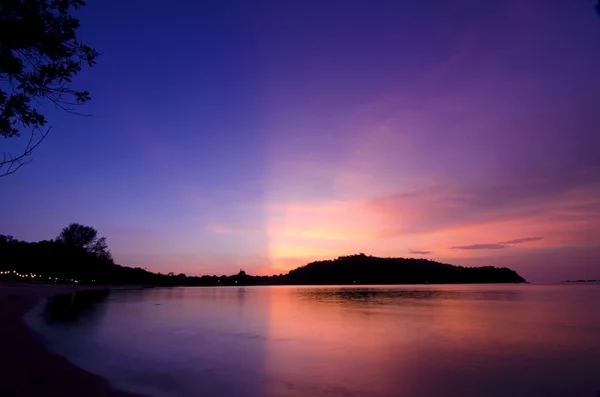 Napnyugtakor ragyogó nézet, miközben varázslat óra Pangkor Island, Malajzia — Stock Fotó