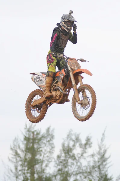 Kemaman - 29 oktober: niet-geïdentificeerde rider in actie tijdens de voorbereiding van de opleiding voor komende uitdaging op 29 oktober 2011 in Kemaman, Terengganu, Malaysia. — Stockfoto