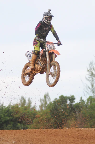 Kemaman - 29 oktober: niet-geïdentificeerde rider in actie tijdens de voorbereiding van de opleiding voor komende uitdaging op 29 oktober 2011 in Kemaman, Terengganu, Malaysia. — Stockfoto