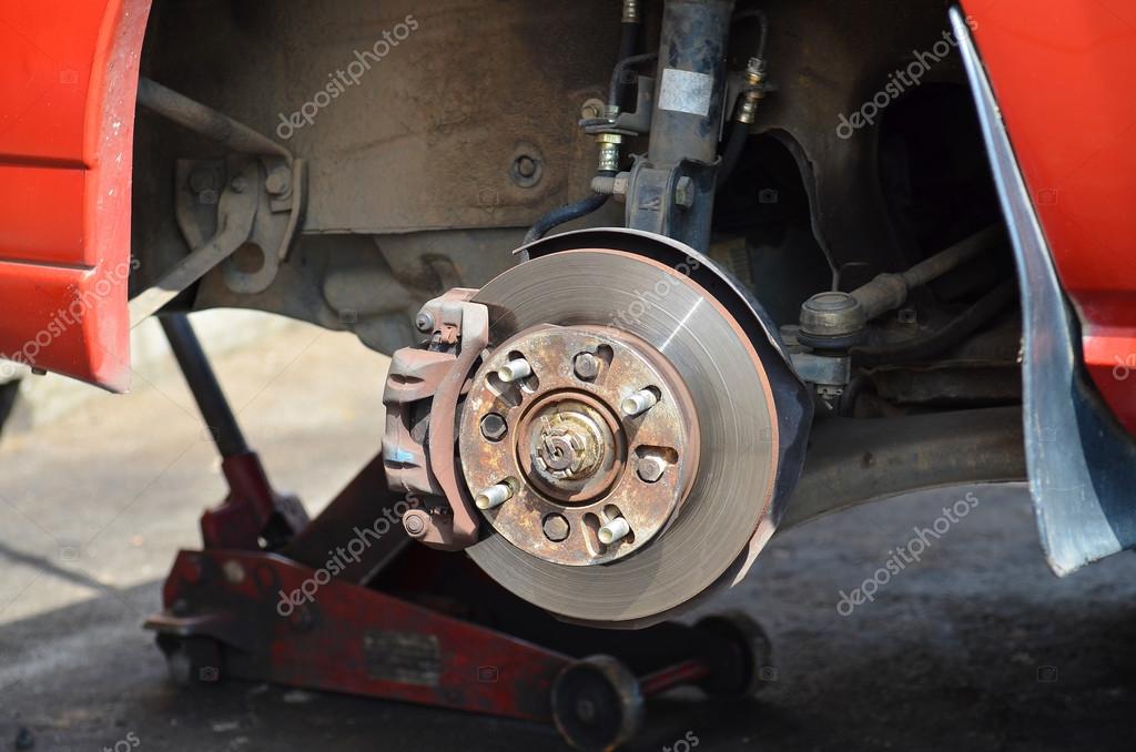 Front disk brake with caliper and detail of the wheel hub — Stock Photo