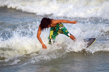 Kuantan - 29 Aralık: tanımlanamayan sörfçü dalgaları akşamları Teluk Cempedak beach adlı 29 Aralık 2012 Kuantan, Pahang, Malezya içinde yakalamak eylem.
