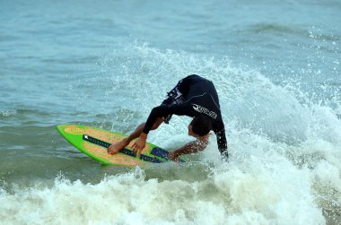 Kuantan - 29 Aralık: tanımlanamayan sörfçü dalgaları akşamları Teluk Cempedak beach adlı 29 Aralık 2012 Kuantan, Pahang, Malezya içinde yakalamak eylem.