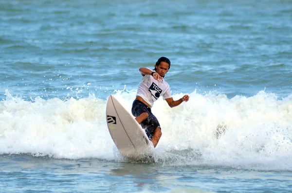 KUANTAN - 29 DECEMBRIE: surfer neidentificat in actiunea de capturare a valurilor seara la plaja Teluk Cempedak pe 29 decembrie 2012 in Kuantan, Pahang, Malaezia . — Fotografie, imagine de stoc