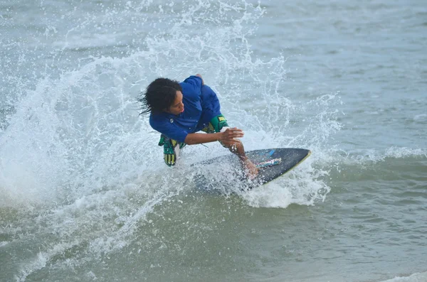 Kuantan - 29 Aralık: tanımlanamayan sörfçü dalgaları akşamları Teluk Cempedak beach adlı 29 Aralık 2012 Kuantan, Pahang, Malezya içinde yakalamak eylem. — Stok fotoğraf