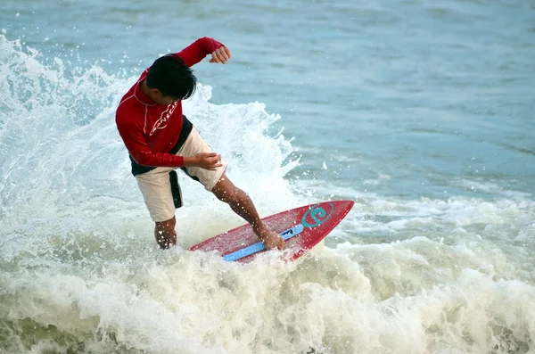 Kuantan - 29 December: niet-geïdentificeerde surfer in actie vangen van golven in de avond op Teluk Cempedak strand op 29 December 2012 in Kuantan, Pahang, Maleisië. — Stockfoto