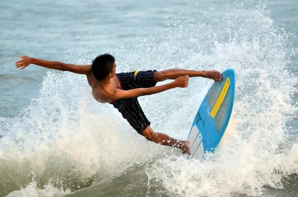 Kuantan - 29 grudnia: niezidentyfikowane internauta w akcji łapania fale wieczorem na plaży Balok Teluk 29 grudnia, 2012 w Kuantan, Pahang, Malezja. Obrazy Stockowe bez tantiem