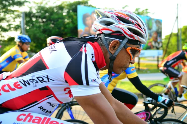 KUANTAN - FEBRUARY 6: unidentified cyclists in action during Kuantan160 on February 6, 2013 in Kuantan, Pahang, Malaysia. KUANTAN160 is a non-profit, non-race 160KM bicycle ride around Kuantan City. — Stock Photo, Image