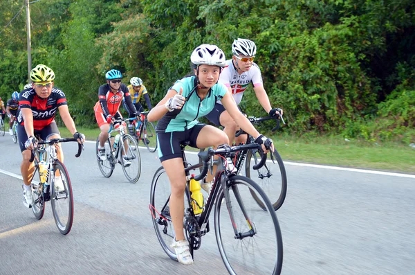KUANTAN - 6 de febrero: ciclistas no identificados en acción durante Kuantan160 el 6 de febrero de 2013 en Kuantan, Pahang, Malasia. KUANTAN160 es un paseo en bicicleta sin fines de lucro, sin raza 160KM alrededor de la ciudad de Kuantan . —  Fotos de Stock
