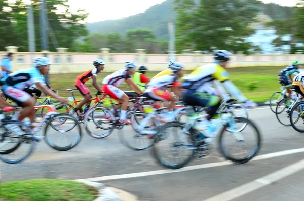 Desenfoque de movimiento de un grupo de ciclistas en acción durante un recorrido en bicicleta Imágenes De Stock Sin Royalties Gratis