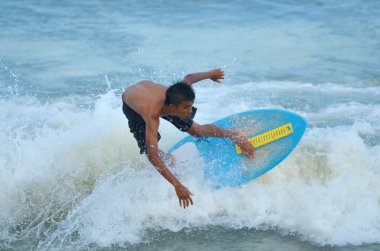 Kuantan - 29 Aralık: tanımlanamayan sörfçü dalgaları akşamları Teluk Cempedak beach adlı 29 Aralık 2012 Kuantan, Pahang, Malezya içinde yakalamak eylem.