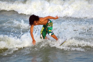 Kuantan - 29 Aralık: tanımlanamayan sörfçü dalgaları akşamları Teluk Cempedak beach adlı 29 Aralık 2012 Kuantan, Pahang, Malezya içinde yakalamak eylem.