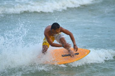 Kuantan - 29 Aralık: tanımlanamayan sörfçü dalgaları akşamları Teluk Cempedak beach adlı 29 Aralık 2012 Kuantan, Pahang, Malezya içinde yakalamak eylem.