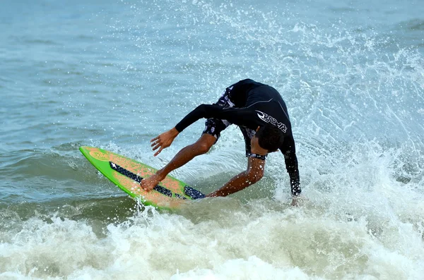 Kuantan - 29 Aralık: tanımlanamayan sörfçü dalgaları akşamları Teluk Cempedak beach adlı 29 Aralık 2012 Kuantan, Pahang, Malezya içinde yakalamak eylem. — Stok fotoğraf