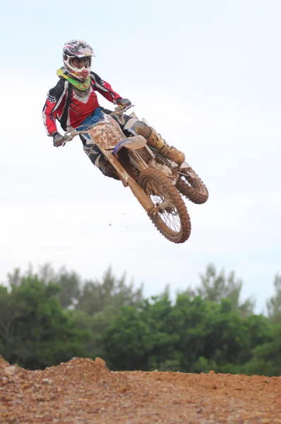 Kemaman - 29 oktober: niet-geïdentificeerde rider in actie tijdens de voorbereiding van de opleiding voor komende uitdaging op 29 oktober 2011 in Kemaman, Terengganu, Malaysia. — Stockfoto