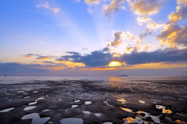 Günbatımı parlak görünümü ve küçük yansıması ise sihirli saat sonra Pontus Kechil, Johor, Malezya
