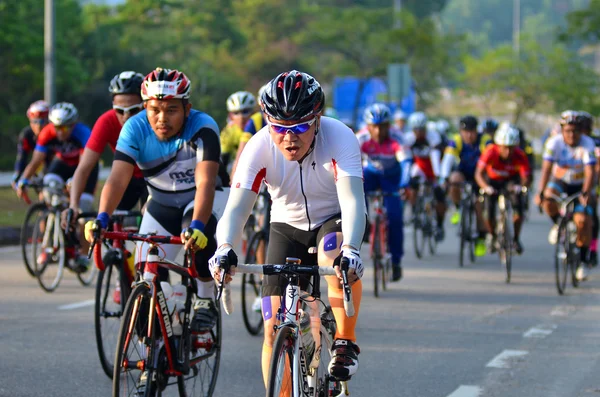 KUANTAN - JUNE 1: unidentified cyclists in action during Kuantan160 on June 1, 2014 in Kuantan, Pahang, Malaysia. KUANTAN160 is a non-profit, non-race 160KM bicycle ride around Kuantan City. — Stock Photo, Image