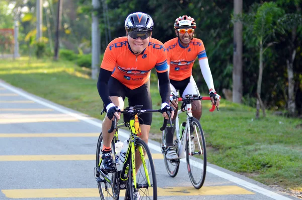 KUANTAN - 1 de junio: ciclistas no identificados en acción durante Kuantan160 el 1 de junio de 2014 en Kuantan, Pahang, Malasia. KUANTAN160 es un paseo en bicicleta sin fines de lucro, sin raza 160KM alrededor de la ciudad de Kuantan . —  Fotos de Stock