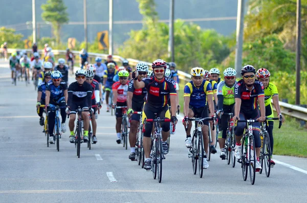 Kuantan - 1 czerwca: niezidentyfikowane rowerzystów w akcji podczas Kuantan160 na 1 czerwca 2014 w Kuantan, Pahang, Malezja. Kuantan160 jest non-profit, wyścigiem 160km jazdy rowerem po mieście Kuantan. — Zdjęcie stockowe