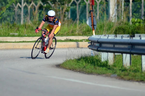 Kuantan - 1. Juni: Unbekannte Radfahrer in Aktion während kuantan160 am 1. Juni 2014 in kuantan, pahang, malaysien. kuantan160 ist eine gemeinnützige, nicht-rassische 160km lange Fahrradtour durch die Stadt Kuantan. — Stockfoto