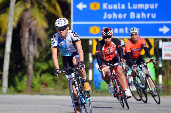 Kuantan - Haziran 1: 1 Haziran 2014 yılında Kuantan, Pahang, Malezya üzerinde Kuantan160 sırasında eylem kimliği belirsiz bisikletçiler. Kuantan şehir etrafında bir kar amacı gütmeyen, yarış 160 km Bisiklete binmek Kuantan160 olduğunu. — Stok fotoğraf