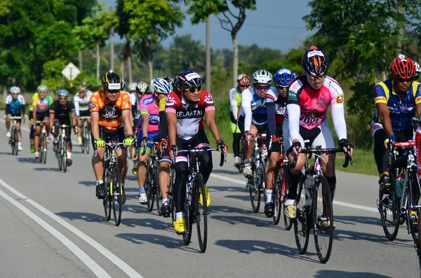 KUANTAN - 1 de junio: ciclistas no identificados en acción durante Kuantan160 el 1 de junio de 2014 en Kuantan, Pahang, Malasia. KUANTAN160 es un paseo en bicicleta sin fines de lucro, sin raza 160KM alrededor de la ciudad de Kuantan . — Foto de Stock