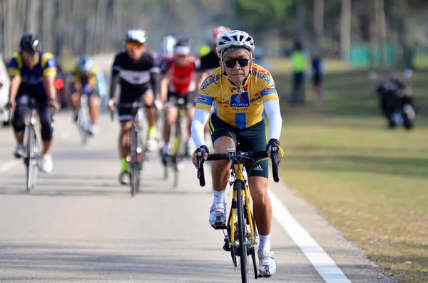 Kuantan - 1 czerwca: niezidentyfikowane rowerzystów w akcji podczas Kuantan160 na 1 czerwca 2014 w Kuantan, Pahang, Malezja. Kuantan160 jest non-profit, wyścigiem 160km jazdy rowerem po mieście Kuantan. — Zdjęcie stockowe