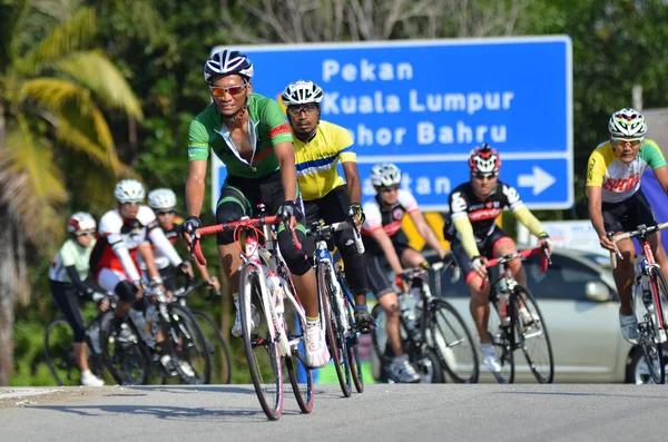 Kuantan - 1 czerwca: niezidentyfikowane rowerzystów w akcji podczas Kuantan160 na 1 czerwca 2014 w Kuantan, Pahang, Malezja. Kuantan160 jest non-profit, wyścigiem 160km jazdy rowerem po mieście Kuantan. — Zdjęcie stockowe