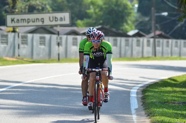 Kuantan - 1 juni: oidentifierade cyklister i aktion under Kuantan160 på 1 juni 2014 i Kuantan, Pahang, Malaysia. Kuantan160 är en ideell, icke-race 160km cykeltur runt staden Kuantan. — Stockfoto