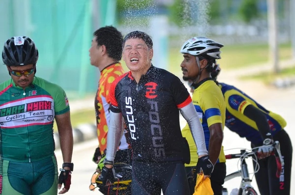 KUANTAN - FEBRUARY 6: unidentified cyclists enjoying the refreshment water spray during Kuantan160 ride on February 6, 2013 in Kuantan, Pahang, Malaysia. — Stock Photo, Image