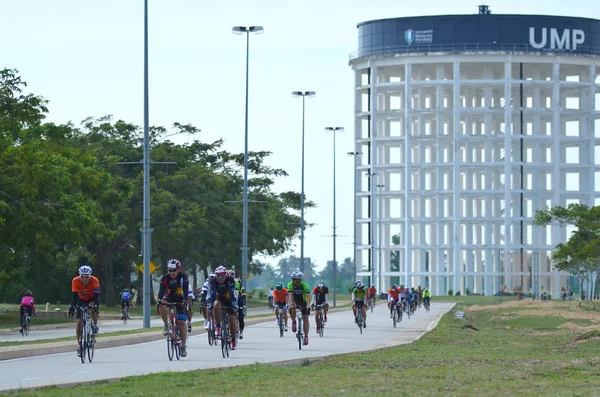 KUANTAN - JUNE 1: unidentified cyclists in action during Kuantan160 on June 1, 2014 in Kuantan, Pahang, Malaysia. KUANTAN160 is a non-profit, non-race 160KM bicycle ride around Kuantan City. — Stock Photo, Image