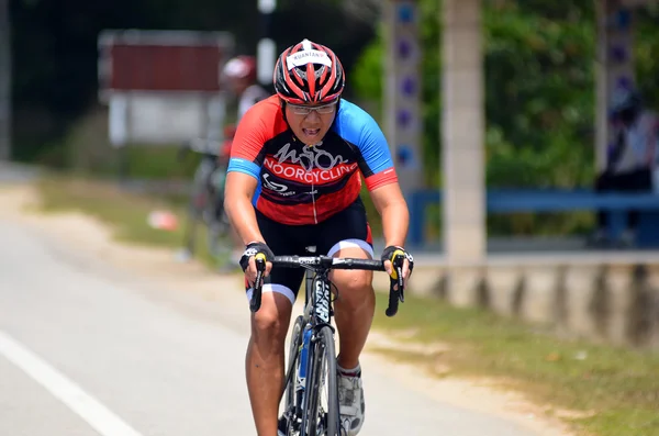 Kuantan - 1. Juni: Unbekannte Radfahrer in Aktion während kuantan160 am 1. Juni 2014 in kuantan, pahang, malaysien. kuantan160 ist eine gemeinnützige, nicht-rassische 160km lange Fahrradtour durch die Stadt Kuantan. — Stockfoto