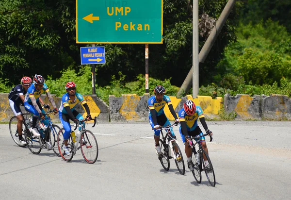 Kuantan - 1 juni: oidentifierade cyklister i aktion under Kuantan160 på 1 juni 2014 i Kuantan, Pahang, Malaysia. Kuantan160 är en ideell, icke-race 160km cykeltur runt staden Kuantan. — Stockfoto