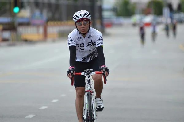 KUANTAN - JUNE 1: unidentified cyclists in action during Kuantan160 on June 1, 2014 in Kuantan, Pahang, Malaysia. KUANTAN160 is a non-profit, non-race 160KM bicycle ride around Kuantan City. — Stock Photo, Image