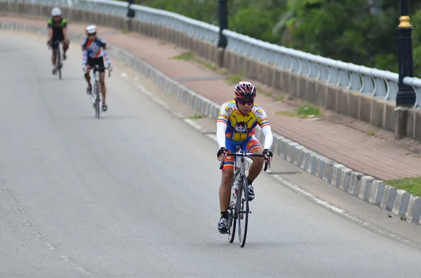 KUANTAN - JUNE 1: unidentified cyclists in action during Kuantan160 on June 1, 2014 in Kuantan, Pahang, Malaysia. KUANTAN160 is a non-profit, non-race 160KM bicycle ride around Kuantan City. — Stock Photo, Image