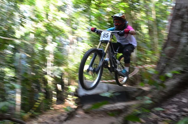 KUANTAN - 8 de noviembre: ciclista de montaña no identificado en acción durante el entrenamiento para el desafío cuesta abajo el 8 de noviembre de 2014 en Teluk Cempedak, Kuantan, Pahang, Malasia . —  Fotos de Stock