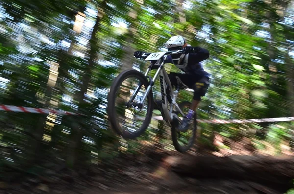 KUANTAN - 8 de noviembre: ciclista de montaña no identificado en acción durante el entrenamiento para el desafío cuesta abajo el 8 de noviembre de 2014 en Teluk Cempedak, Kuantan, Pahang, Malasia . —  Fotos de Stock